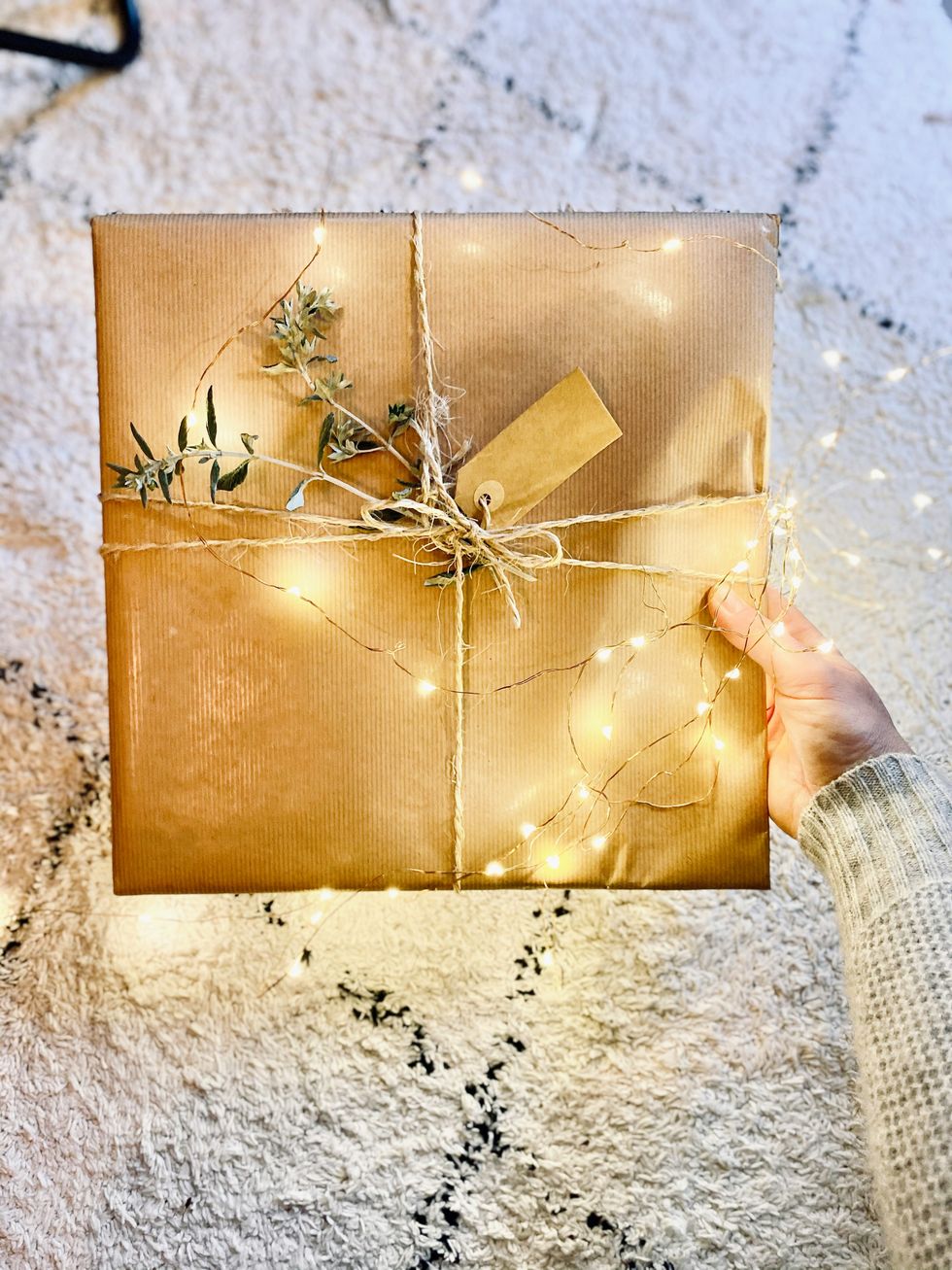 20 Ideas para decorar bolsas de papel para regalos  Bolsas de regalo  decoradas, Bolsas de papel, Manualidades con bolsas de papel