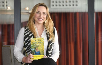 lucía galán con su libro 'la vida va de esto'
