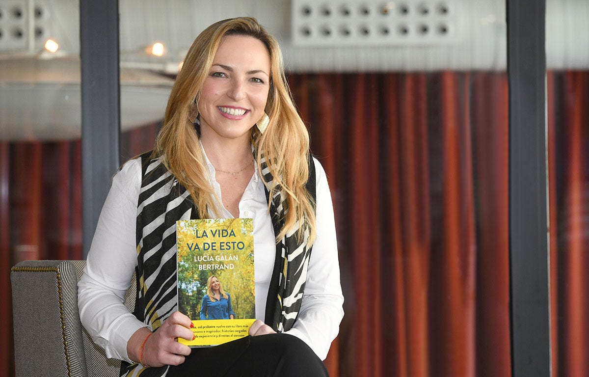 lucía galán con su libro 'la vida va de esto'