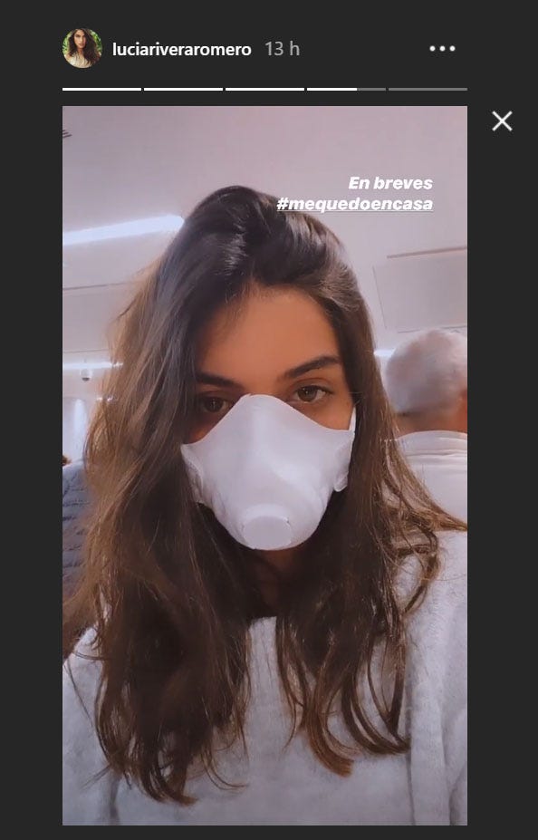 Lucía Rivera con mascarilla en el aeropuerto