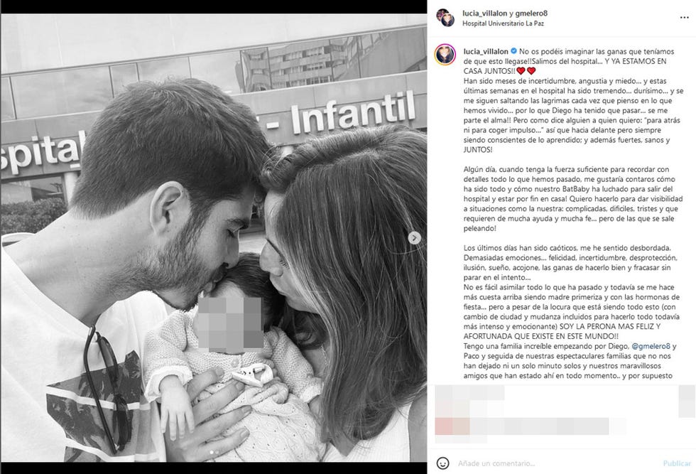 la periodista y el futbolista con su bebé a su salida del hospital