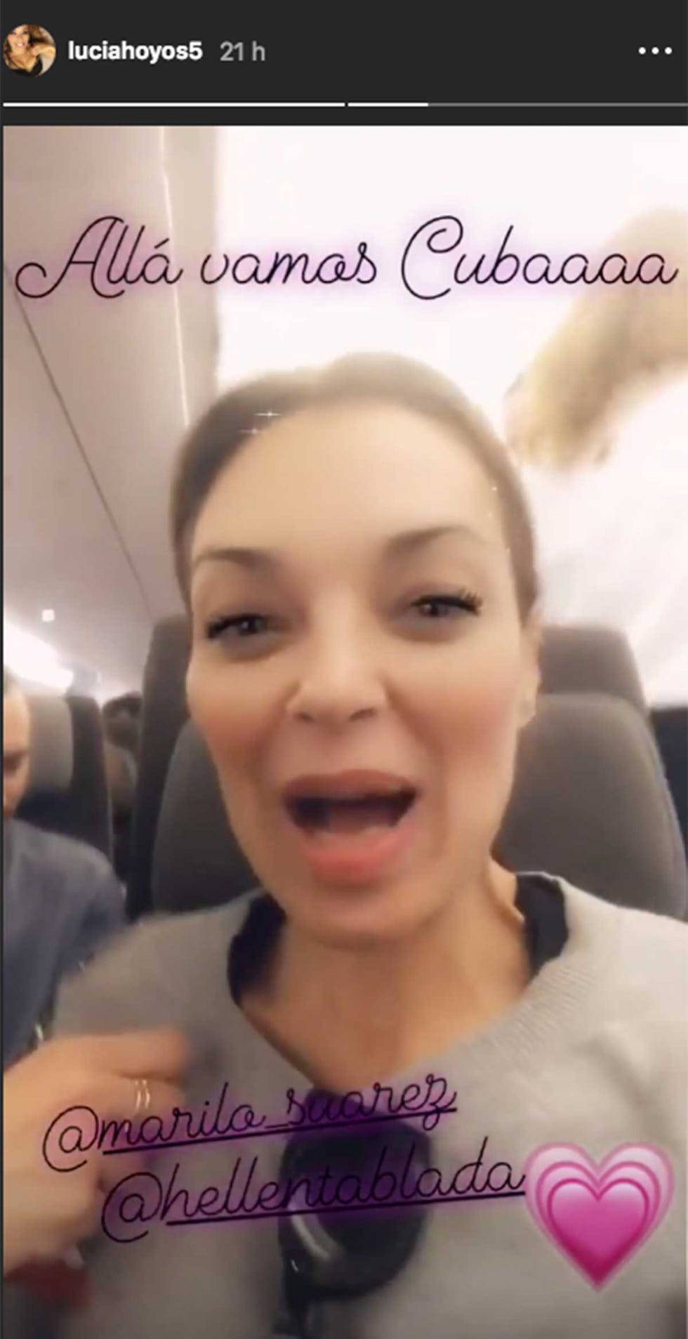 Lucía Hoyos en el avión que la lleva a La Habana a la boda de Elena Tablada