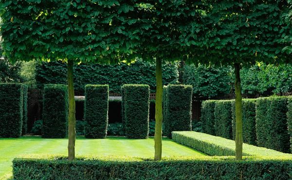 il giardino di una casa privata a Londra, nei Boltons, realizzato da Luciano Giubbilei