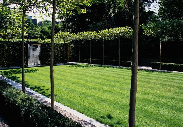 Nella foto: il progetto di un giardino privato in una residenza londinese realizzato dal garden designer Luciano Giubbilei.