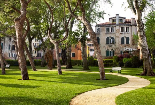 Nella foto: il giardino realizzato alla Biennale di Venezia da Luciano Giubbilei nel 2015.