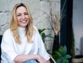 lucía galán posando sonriente