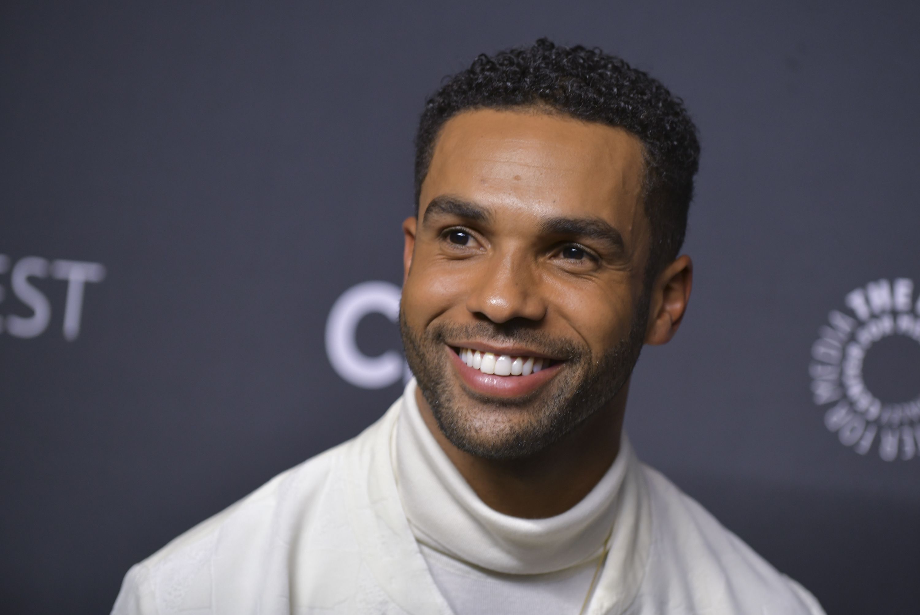 Hablemos de los bíceps de Lucien Laviscount (Emily in Paris)