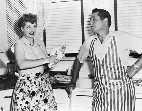 lucille ball and desi arnaz washing dishes