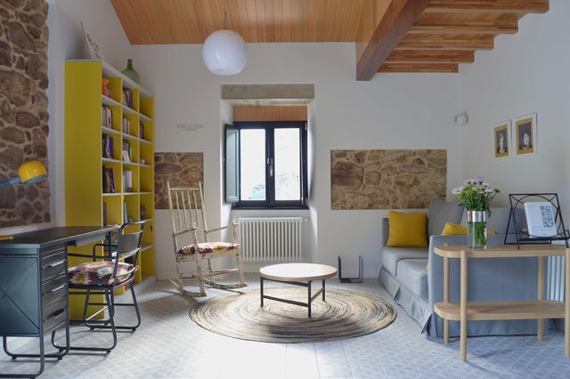 salón rústico con sofá y escritorio