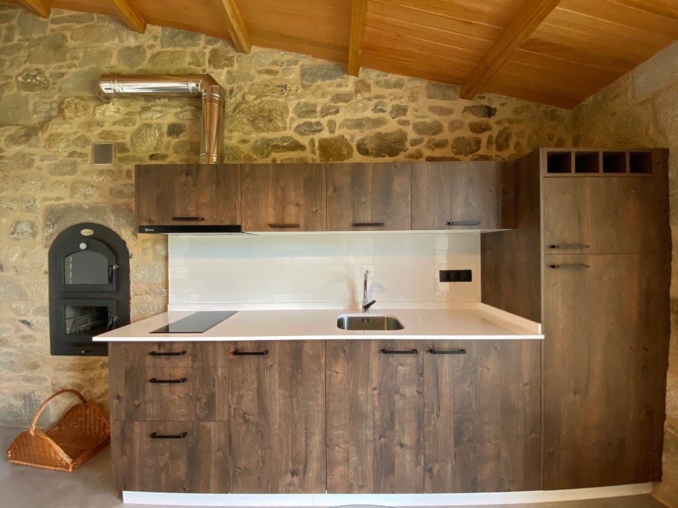 cocina con puertas y armarios de madera