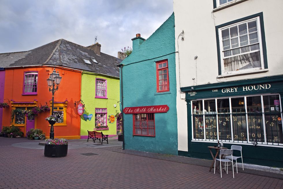 kinsale is a historic port and fishing town in county cork, ireland, which also has significant military history located some 25 km south of cork