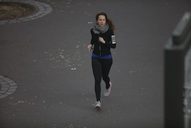 una mujer corre sola al anochecer por las calles de parís