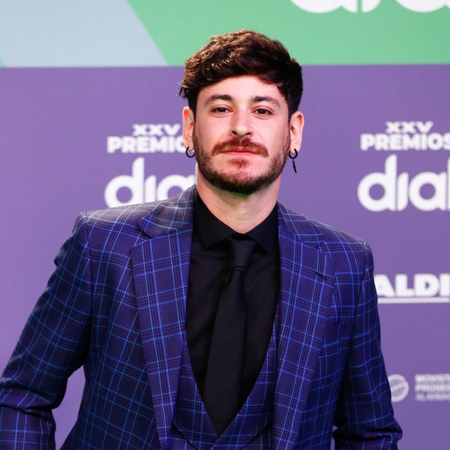 luis cepeda en el photocall de los premios cadena dial 2021 con traje de cuadros azul