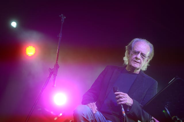 Performance, Entertainment, Concert, Music, Performing arts, Light, Purple, Music artist, Event, Musician, 