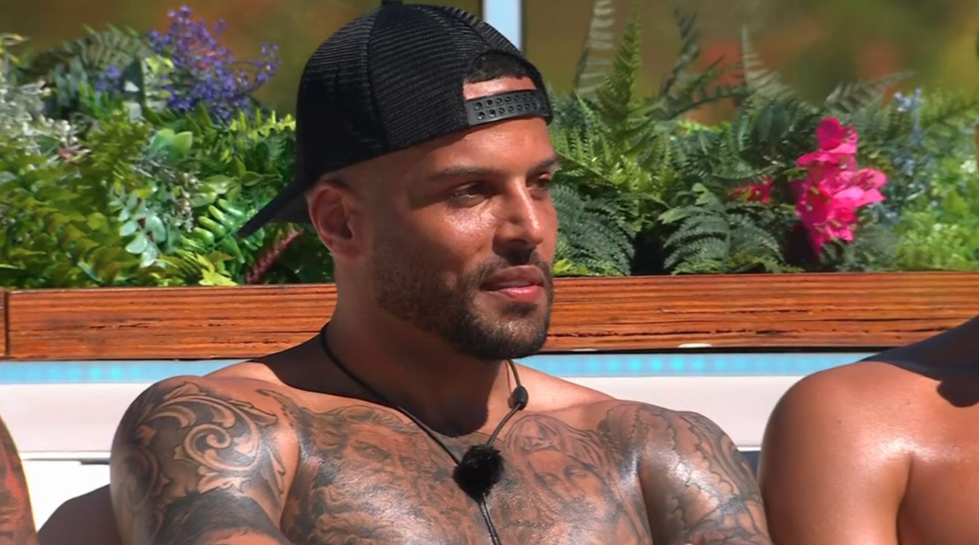 Love island uk discount season 1 luis