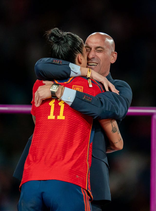 el presidente de la federación española de fútbol abraza a la jugadora de la selección