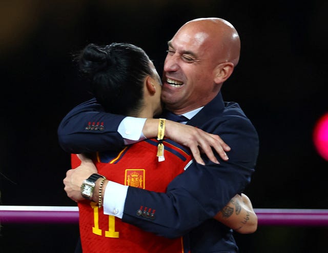 luis rubiales y jennifer hermoso tras la final de la copa del mundo de futbol femenino