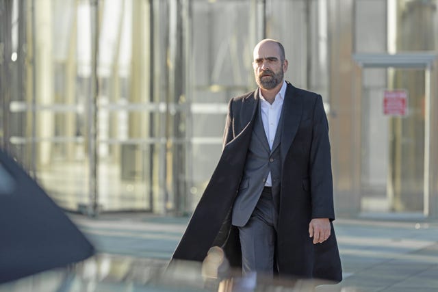 luis tosar camina trajeado en una escena de 'los favoritos de midas'