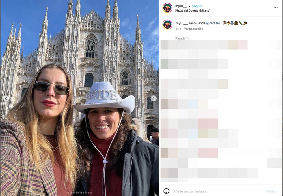 la novia de martinez almeida, con un gorro de cowboy que pone bride, y su amiga luisa bergel frente al duomo de milan
