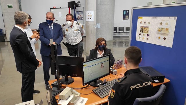 luisa martín recibe el dni europeo junto al ministro del interior y de justicia