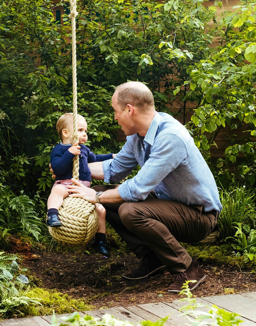 Luis de Cambridge en el columpio con su padre, Guillermo de Inglaterra