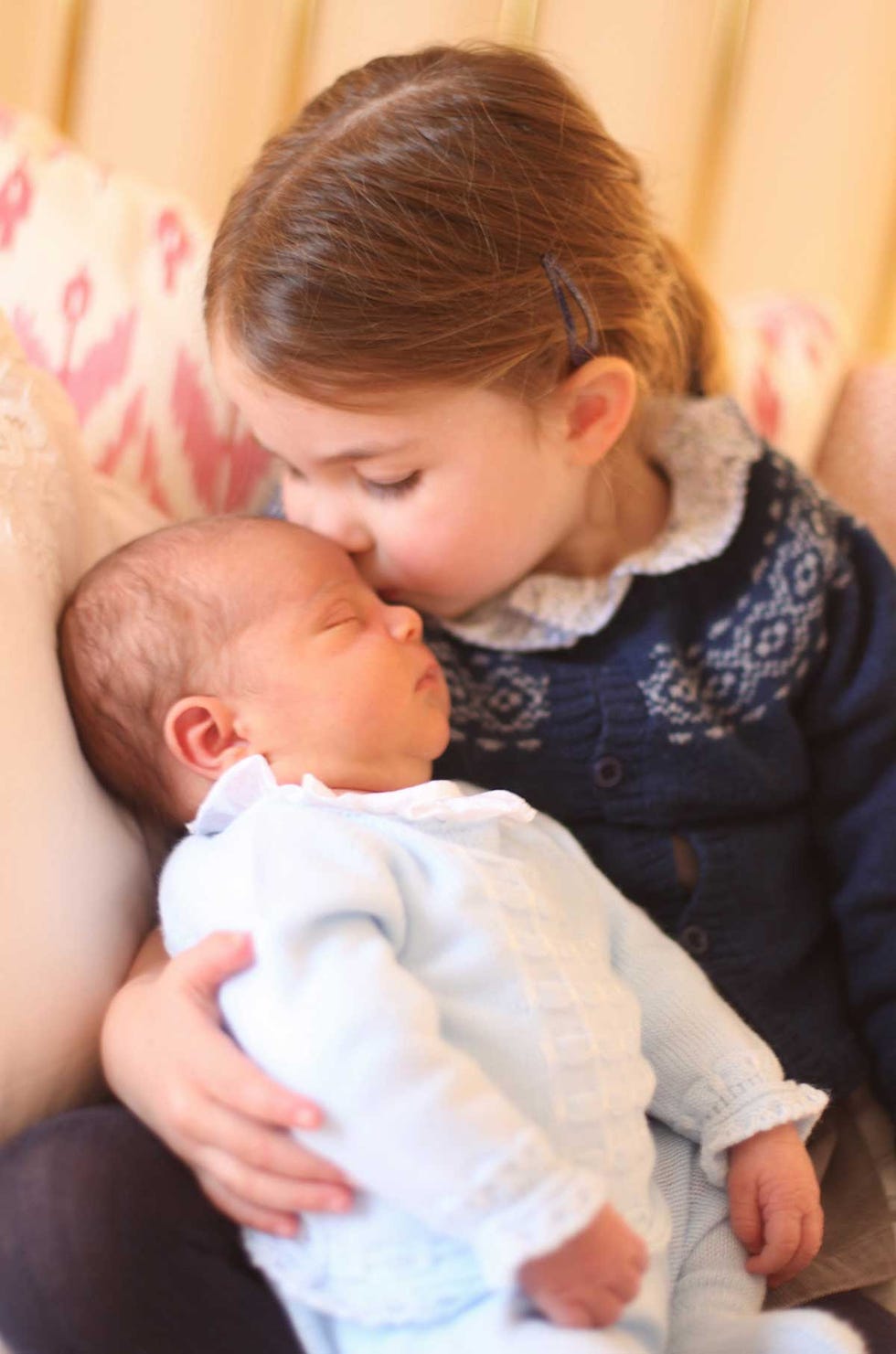 Carlota de Cambridge besa a su hermano Luis