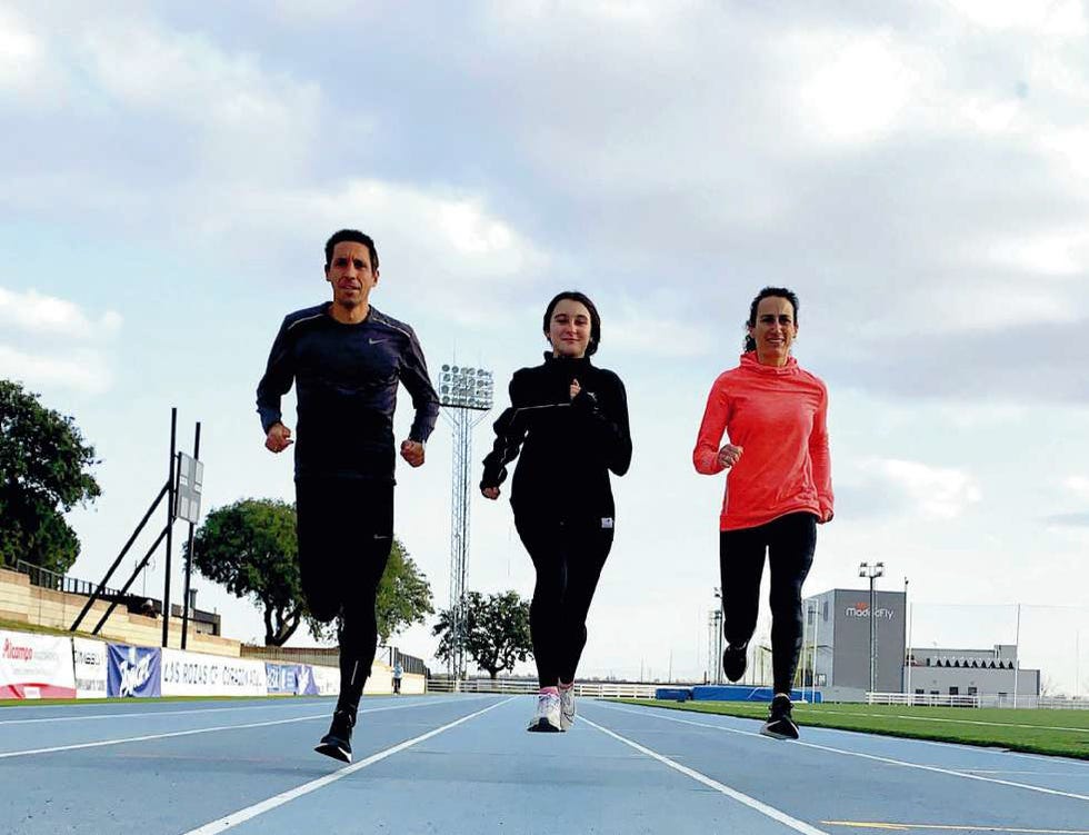 el atleta chema martínez corriendo junto a su familia