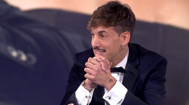 luitingo con traje en el plato de la final de gh vip 8