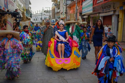 Tiliche mannen die in afval zijn gekleed escorteren de koningin van het Carnaval Putleco door de straten van Putla waarmee ze het carnavalsseizoen inluiden In Mexico is er altijd een goede reden om bijeen te komen en feest te vieren zegt Lujn Agusti Lees meer over deze vijf spectaculaire bestemmingen voor het vieren van carnaval