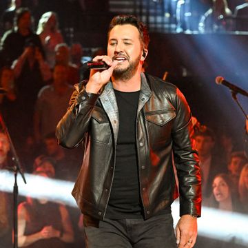 luke bryan performs at the 57th annual cma awards show
