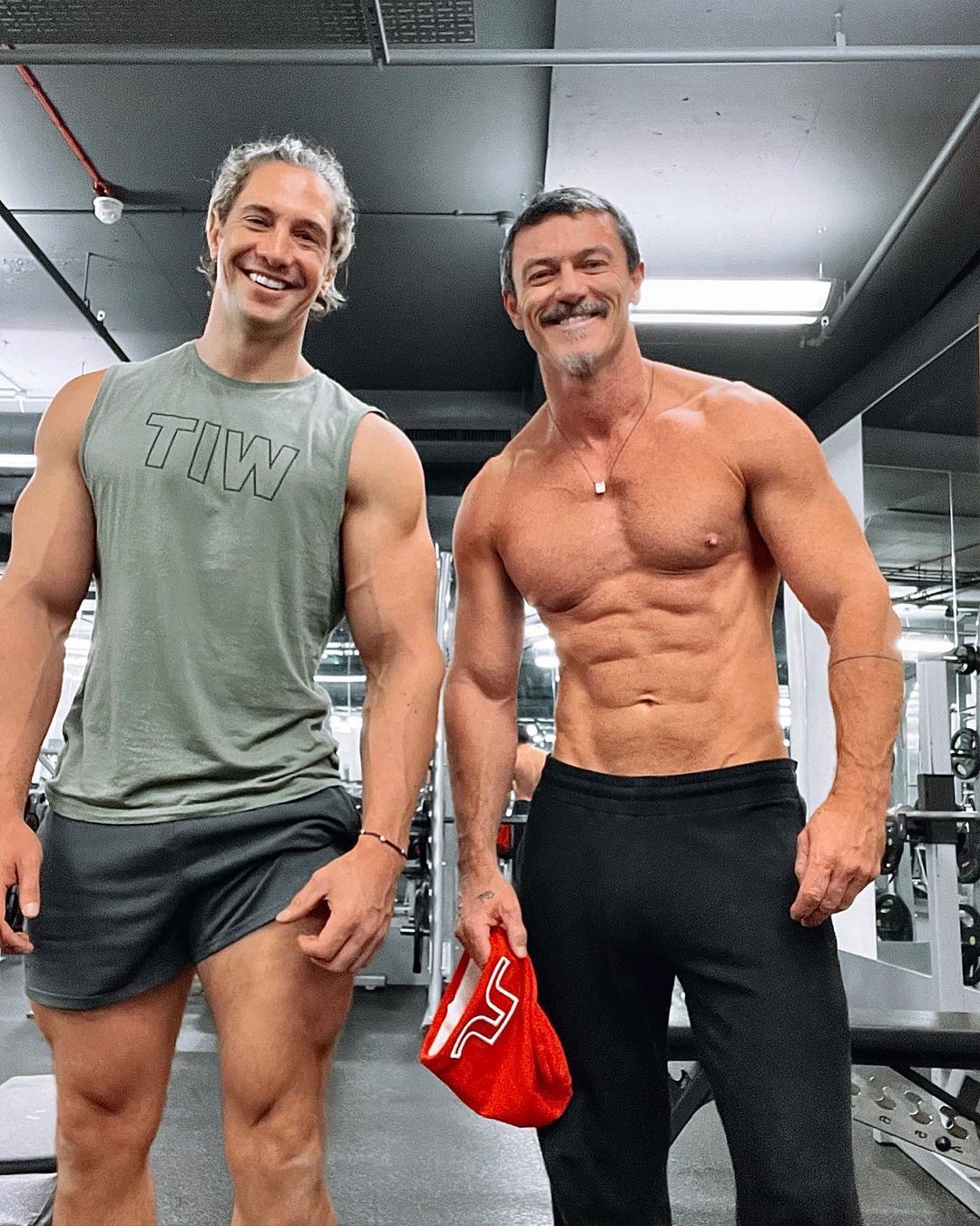 Luke Evans luce abdominales sin camiseta en Instagram