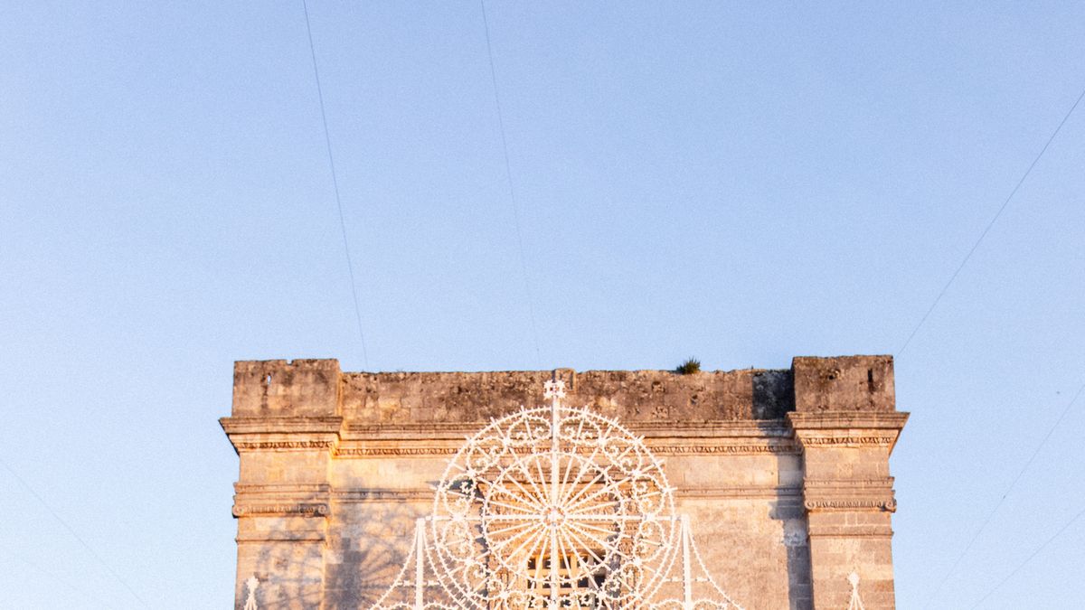 preview for Il video delle luminarie in piazza a Lecce per la sfilata Dior Cruise 2021