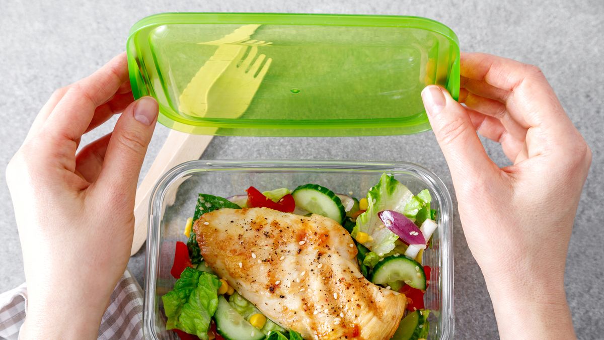 https://hips.hearstapps.com/hmg-prod/images/lunch-box-of-vegetable-salad-with-grilled-chicken-royalty-free-image-1640034948.jpg?crop=1xw:0.84415xh;center,top&resize=1200:*