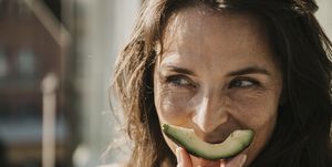 vrouw met partje avocado