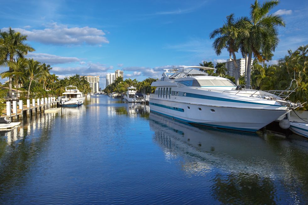 Luxurious yacht and waterfront homes in Fort Lauderdale