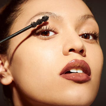 stockfoto van een vrouw die haar mascara aanbrengt