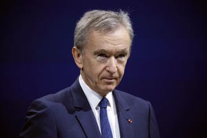 X-এ François Miguet: 2/3 Des révélations : comme cette maison entourée de  vignes que Bernard Arnault, PDG de @LVMH, vient d'acquérir en viager au  Capon auprès d'une dame d'un certain âge.  /