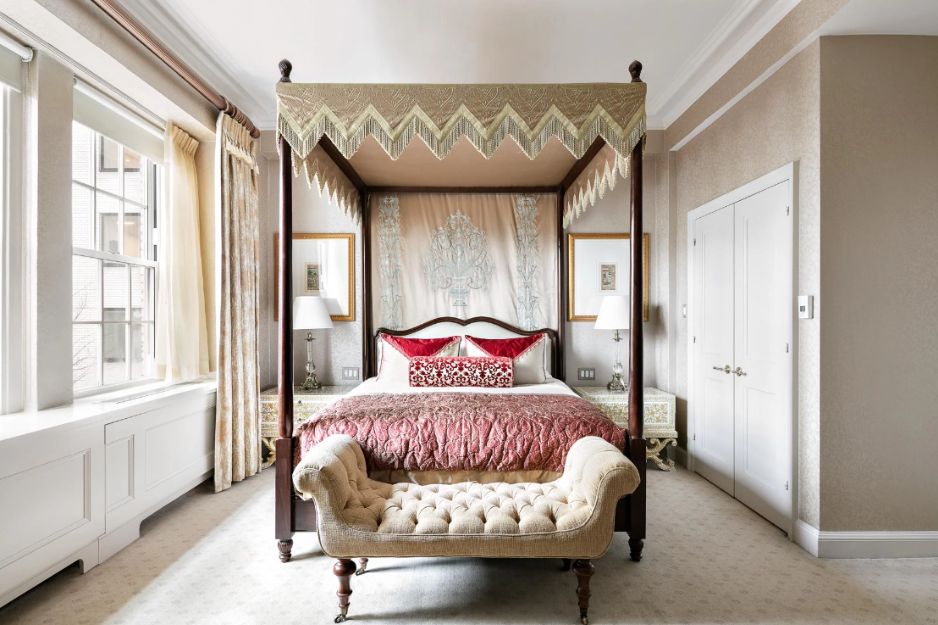 a four poster bed in a room