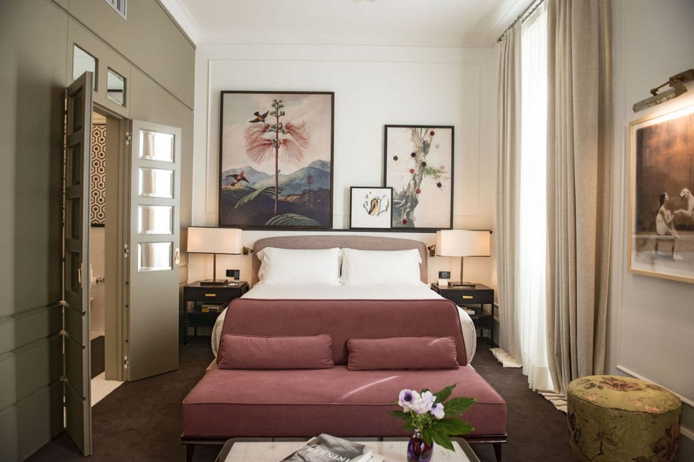 a bedroom with a pink couch at hotel vilon