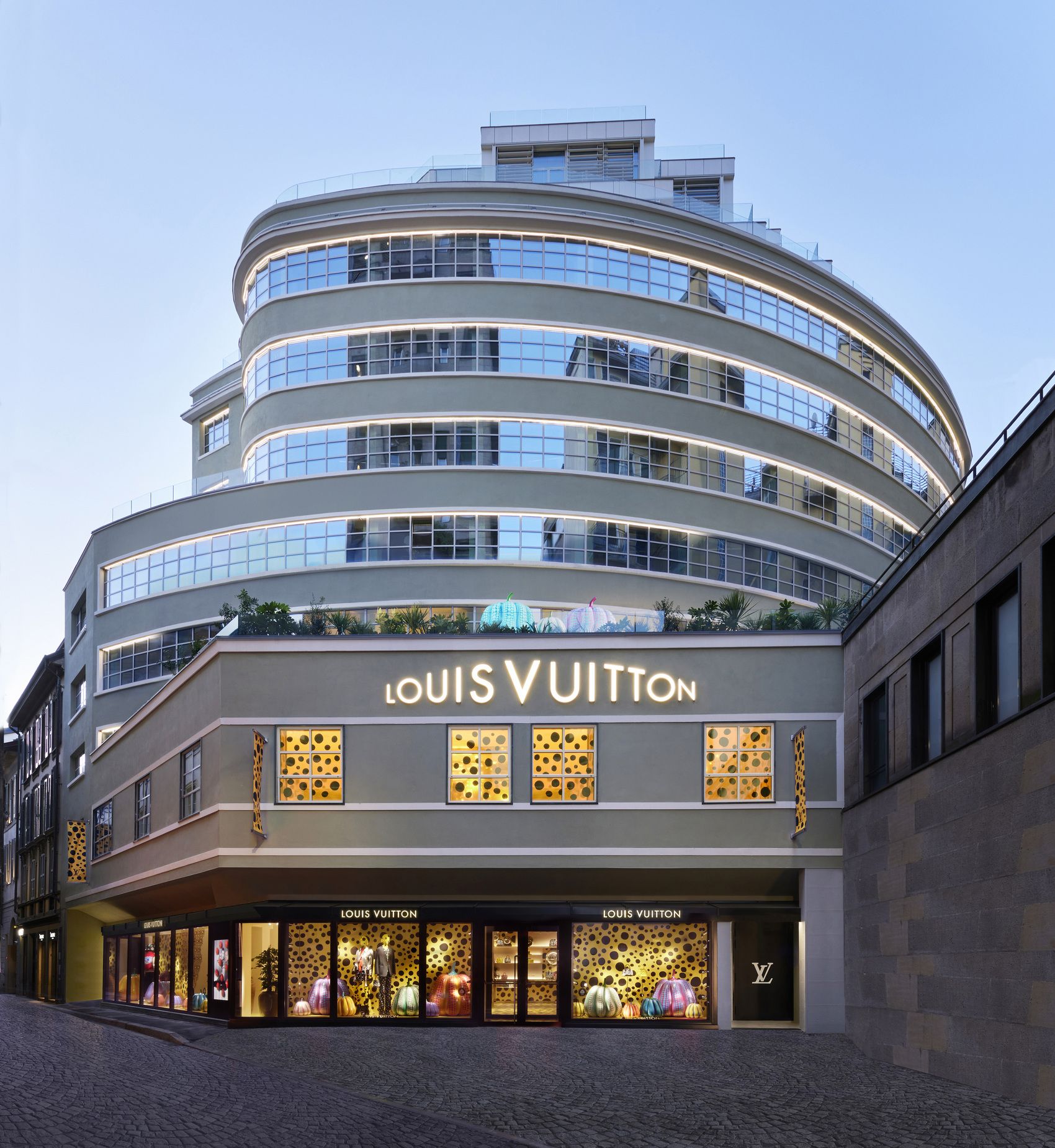 Louis Vuitton e Kusama: i monumenti diventano a pois