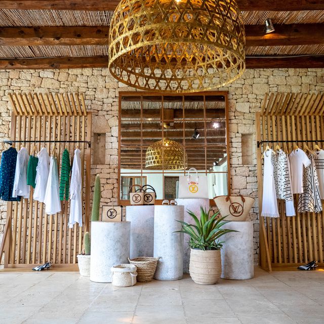 Louis Vuitton regresa a Ibiza este verano y reabre su tienda efímera en el  puerto deportivo