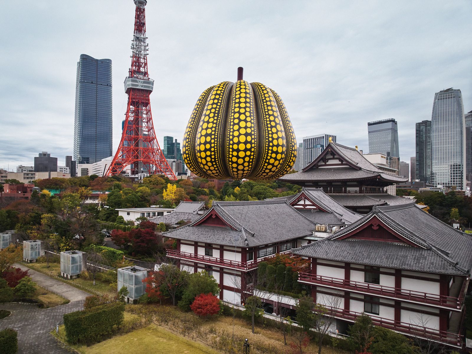 ルイ・ヴィトン×草間彌生」コラボレーション記念の東京タワーの