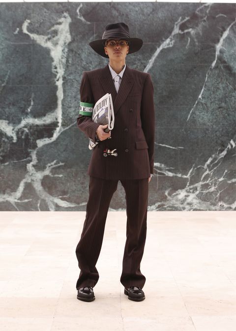 Louis Vuitton París listo para ponerse ropa de hombre Otoño Invierno de  traje negro y pajarita Fotografía de stock - Alamy