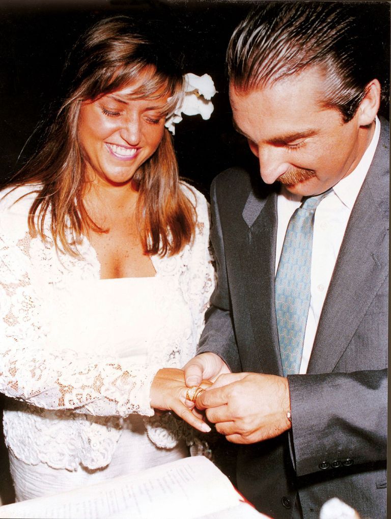 lydia lozano y su marido carlos garcía san miguel rodríguez de partearroyo, 'charly', poniendose los anillos el dia de su boda en 1990