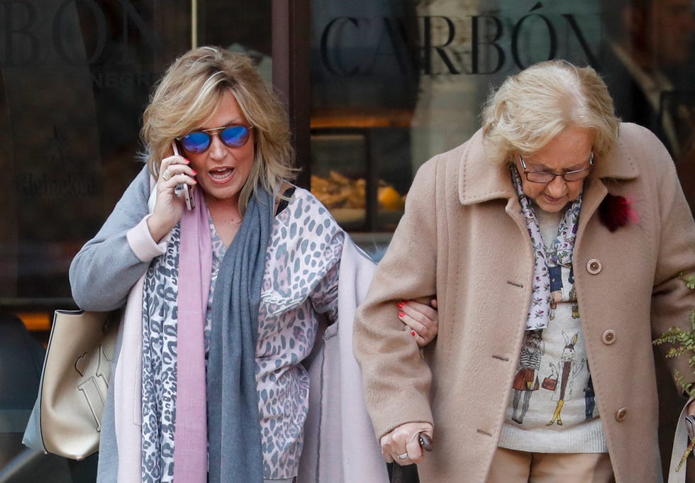 Eyewear, Vision care, Glasses, Coat, Outerwear, Blazer, Sunglasses, Fashion, Street fashion, Scarf, 