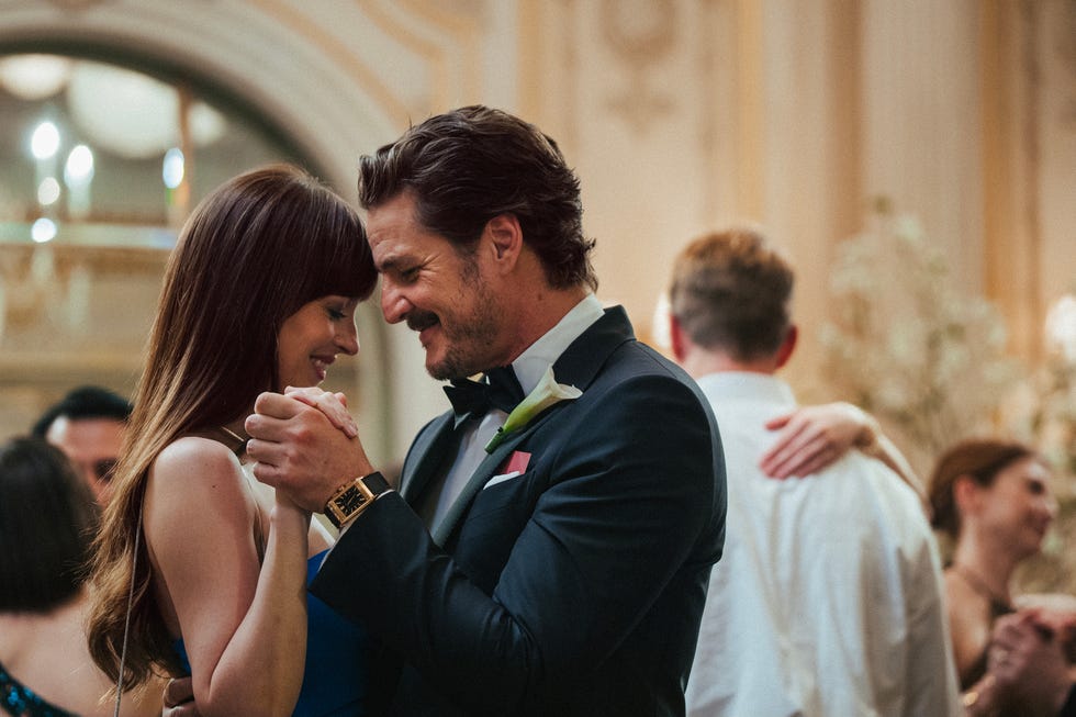 johnson nei panni di lucy e pedro pascal nei panni di harry in materialisti.