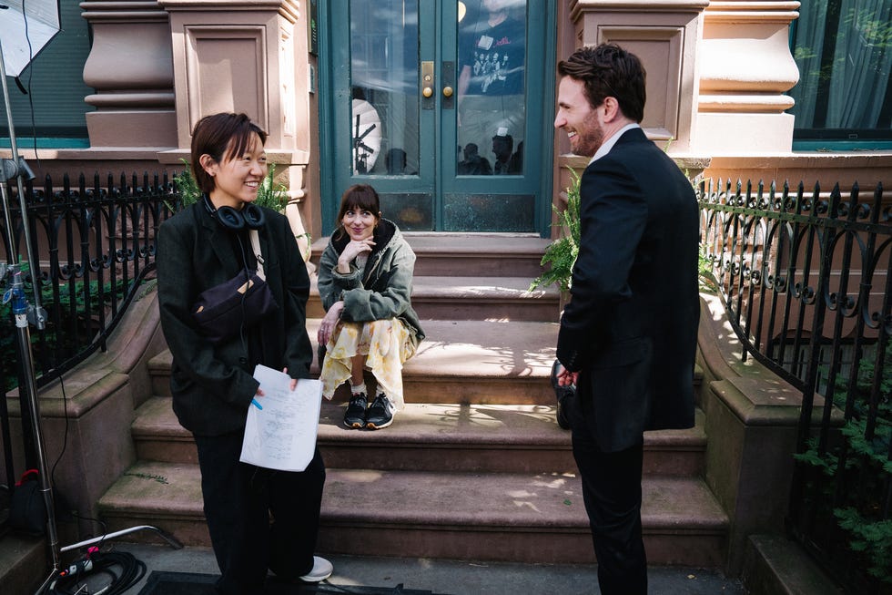 Song, Dakota Johnson e Chris Evans sul set di Materialisti.