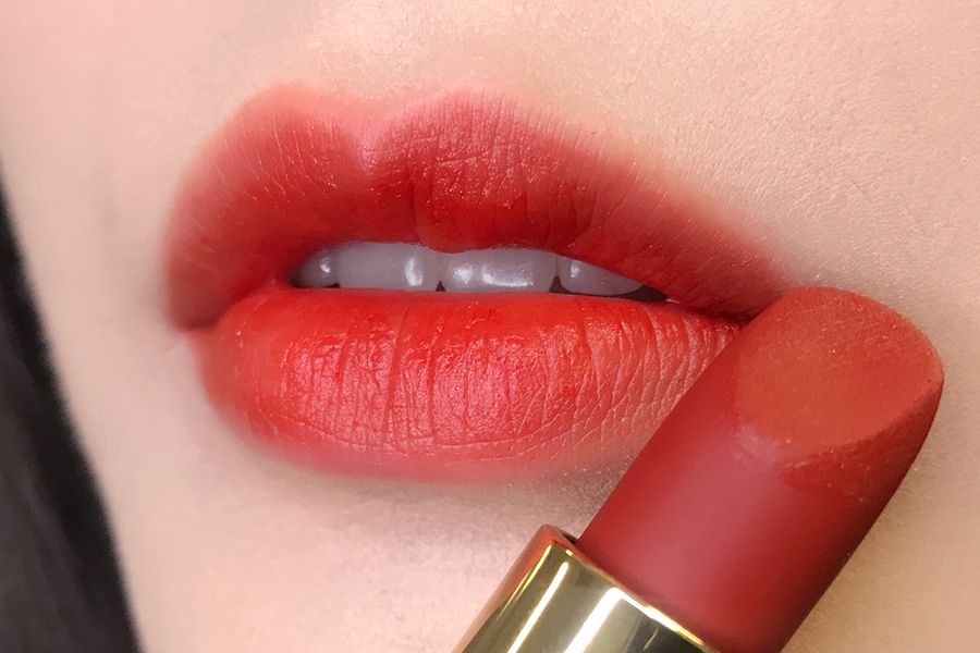 Lip, Red, Lipstick, Cosmetics, Mouth, Beauty, Pink, Close-up, Lip gloss, Material property, 