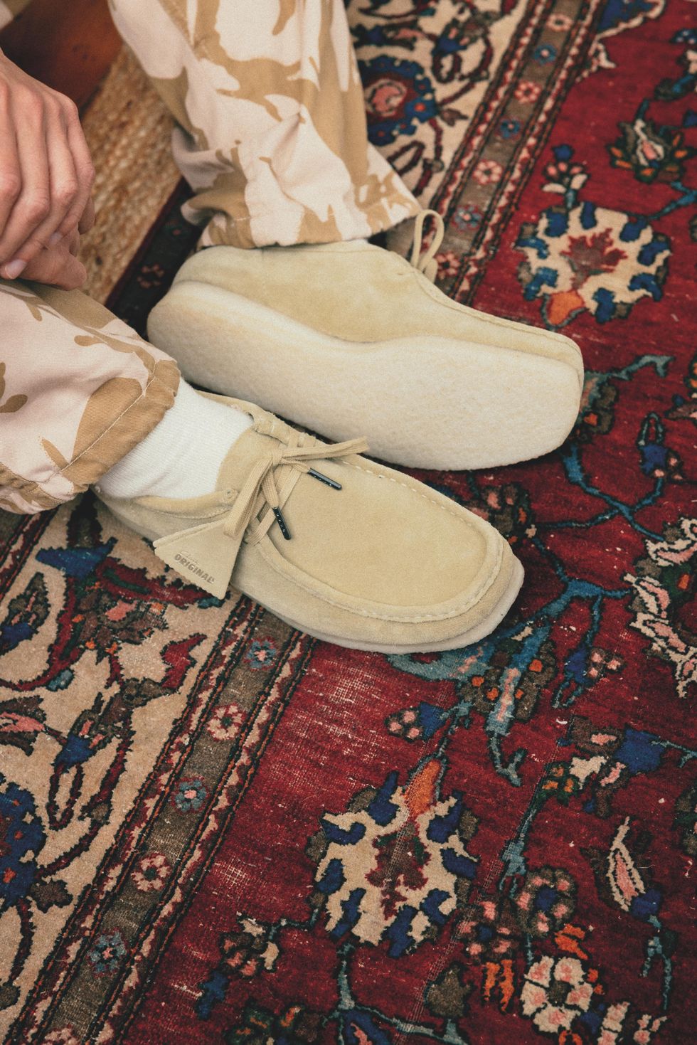 detalle zapatos wallabee clarks en color beige