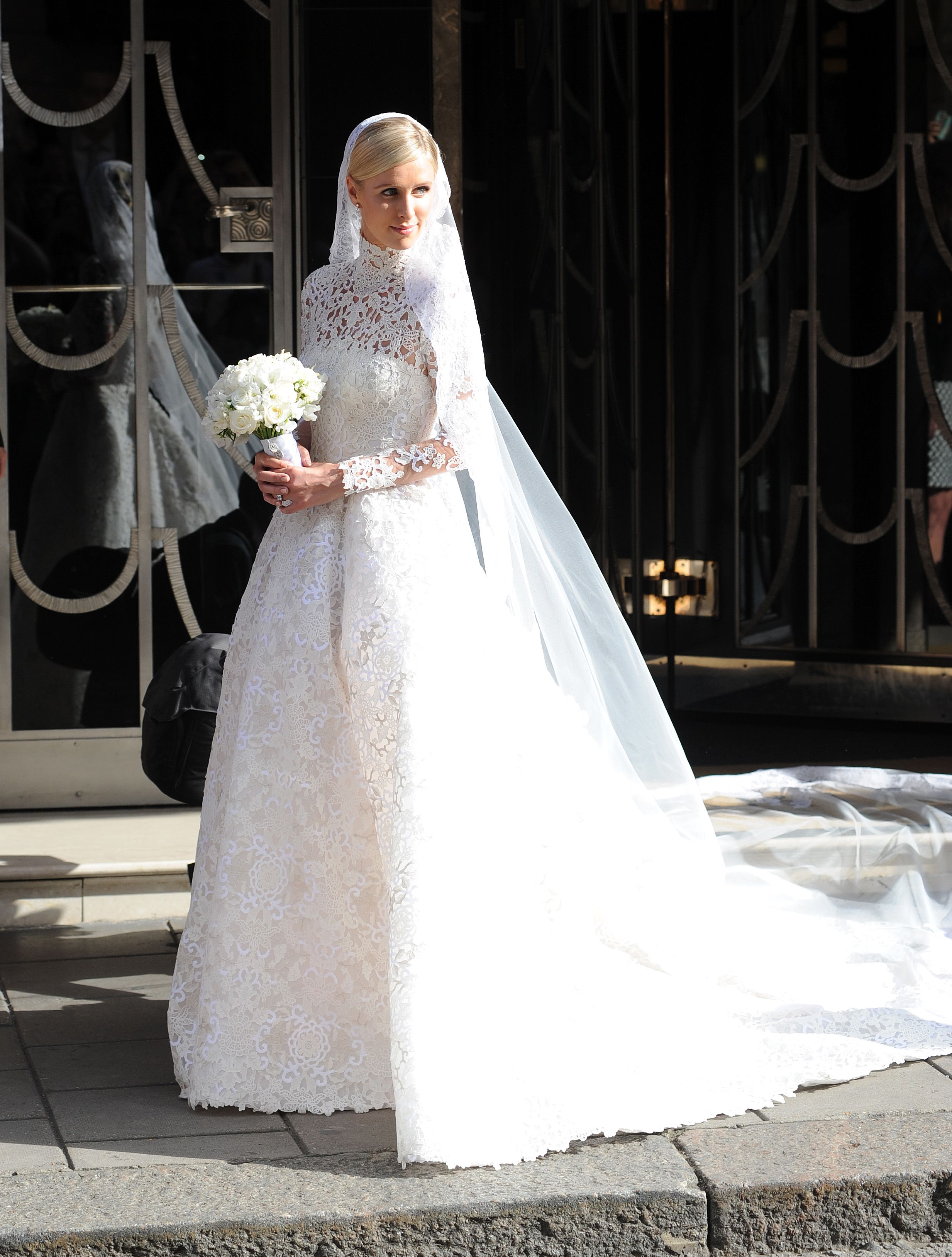 海外セレブが結婚式で披露したウエディングドレス集｜ベールの付け方に